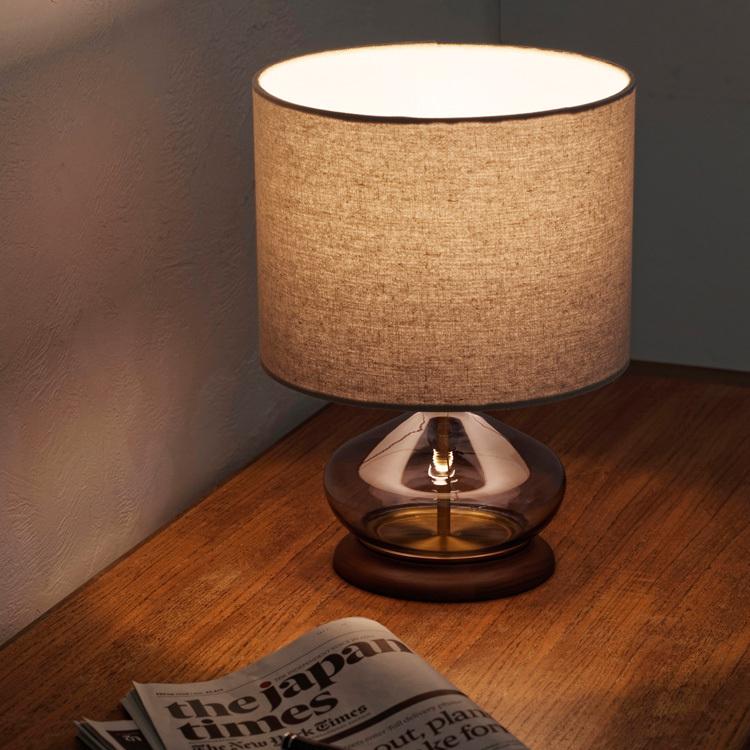 ガラスと布の異素材を組み合わせた北欧モダンなテーブルライト