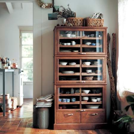 アンティーク風のガラスキャビネット