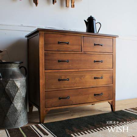 アイアン取っ手がアクセントのヴィンテージ風天然木チェスト