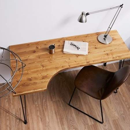 天然木無垢材の天板とアイアン脚を組み合わせた、部屋の角に置くL字型デスク