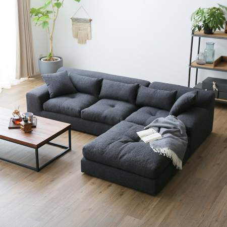 床に座るスタイルに合う、広々とした3人掛けフロアソファ