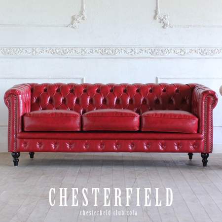 重厚感あふれる英国風の赤い本革チェスターフィールドソファ